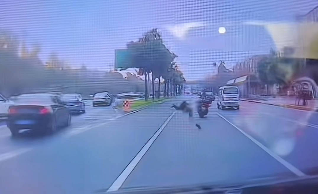 成都一交警在机车道执勤，被摩托车撞飞倒地，当地：已送医，无生命危险:山东矿山机械品牌