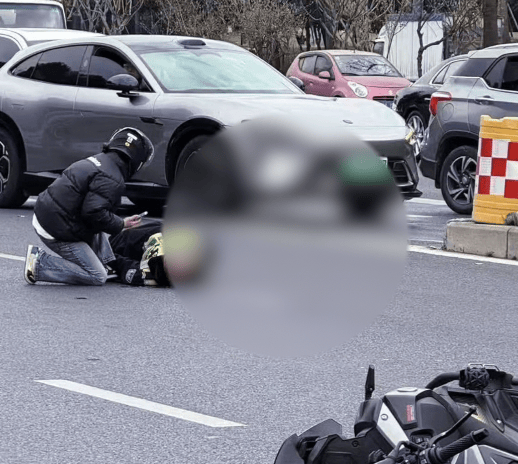 成都一交警在机车道执勤<strong></p>
<p>山东矿山机械品牌</strong>,被摩托车撞飞倒地,当地:已送医,无生命危险:山东矿山机械品牌